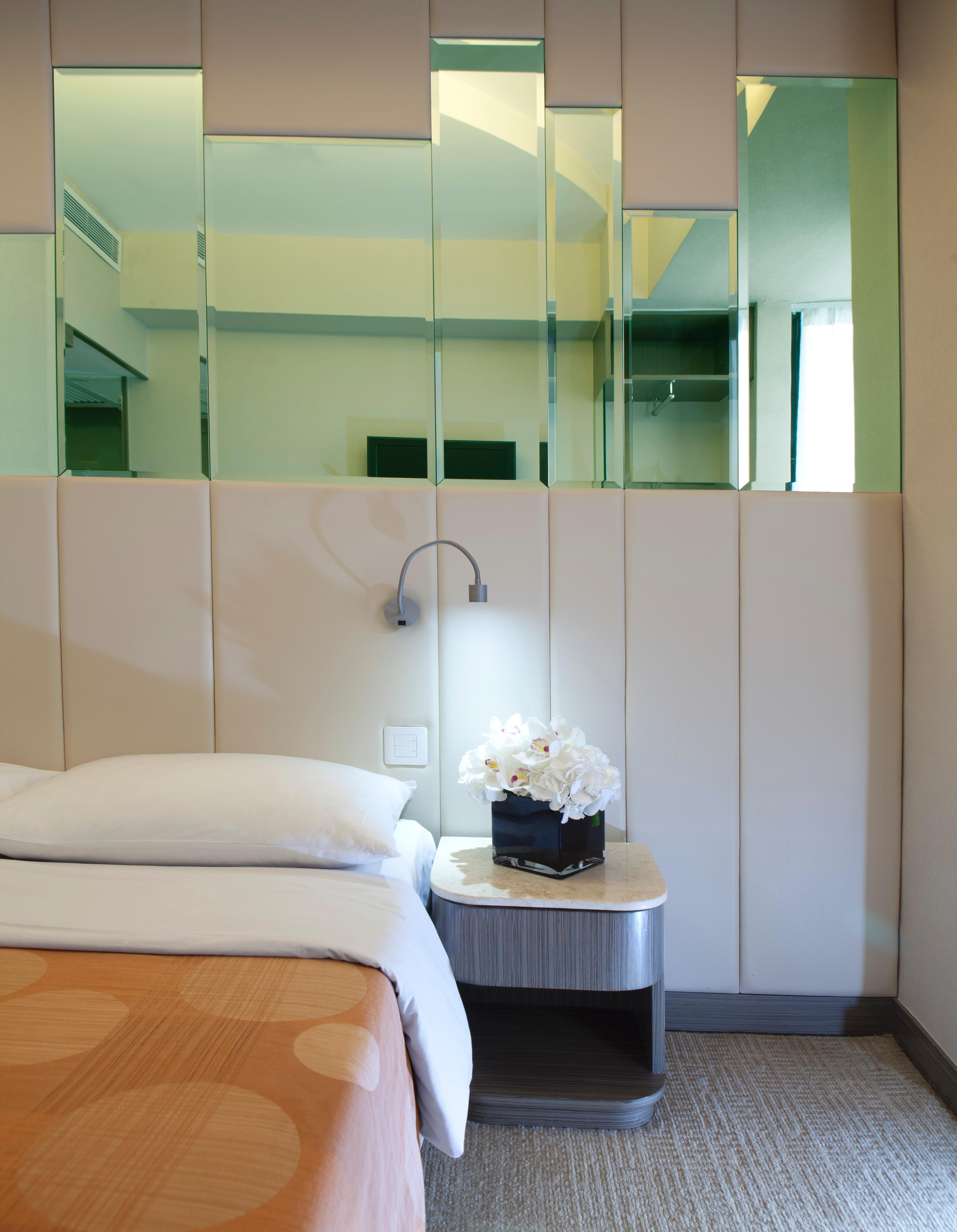 Silka Seaview Hotel Гонконг Экстерьер фото